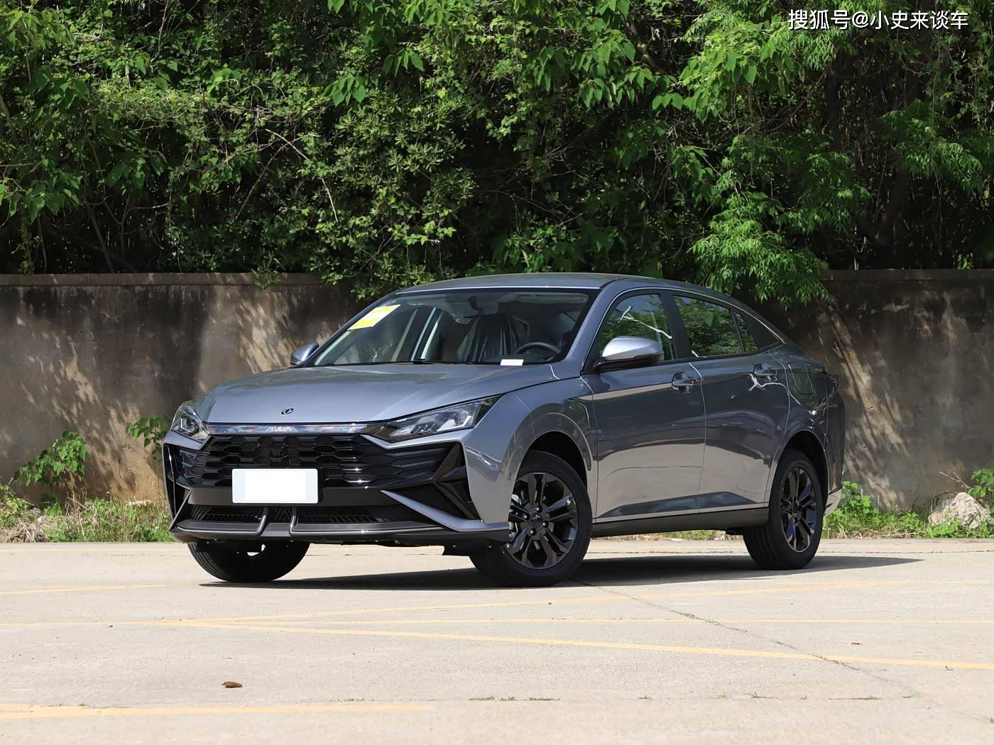 全新国产轿跑上市！不足10万起外观动感搭载15L引擎+6速双